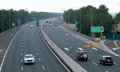 Kinh nghiệm lái xe trên cao tốc: 10 điểm đáng lưu ý để có hành trình an toàn